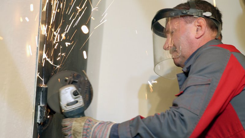 Работникам ЖКХ разрешили силой проникать в квартиры жильцов